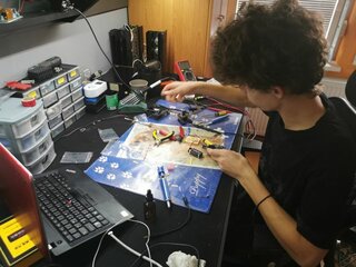 December: na záver roka ešte trochu oslavy. 25 rokov vyučovania odboru mechanik mechatronik na SŠ Púchov svedčí o obľúbenosti odboru, ale aj o jeho uplatnení v živote. Druhák Martin Mikoláš sa zúčastnil aj v tomto roku súťaže Mladý elektronik. Tešíme sa na rok 2021. Veríme, že prinesie úspechy všetkm našim proaktívnym žiakom. 