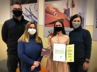 December: Aj december spojený s hokejom. Romanka Halušková bola ocenená Pamätným listom sv. Gorazda, najvyšším ocenením Ministerstva školstva. Ocenenie získala za výborné študijné výsledky a za vzornú reprezentáciu Slovenska.
