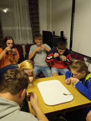 O najrýchlejšie vypitie lyžičkou