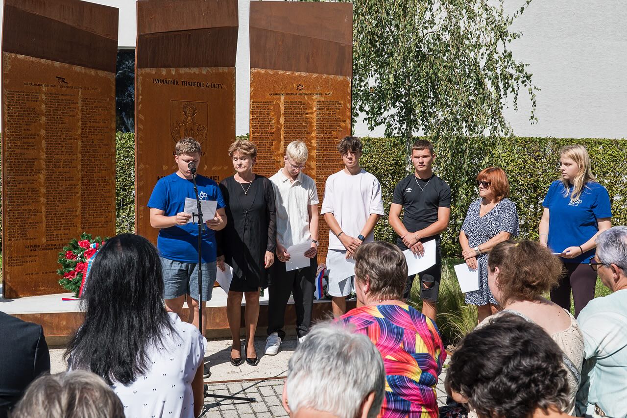 9. september:  Deň obetí holokaustu a rasovej nenávisti